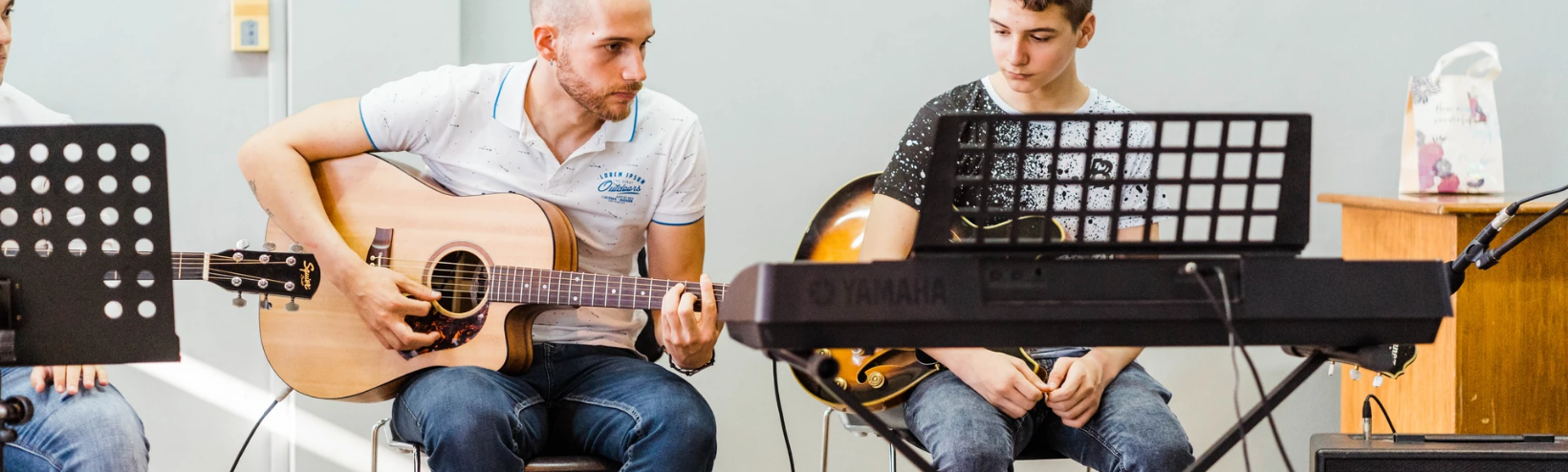 mousikes-periplaniseis-desktop-image